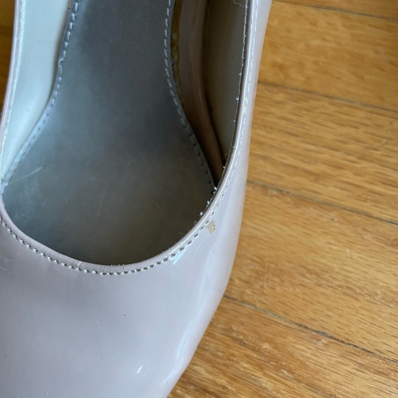 Alfred Sung Beige Patent Pumps. Size 9. Like New Condition. - Picture 7 of 7